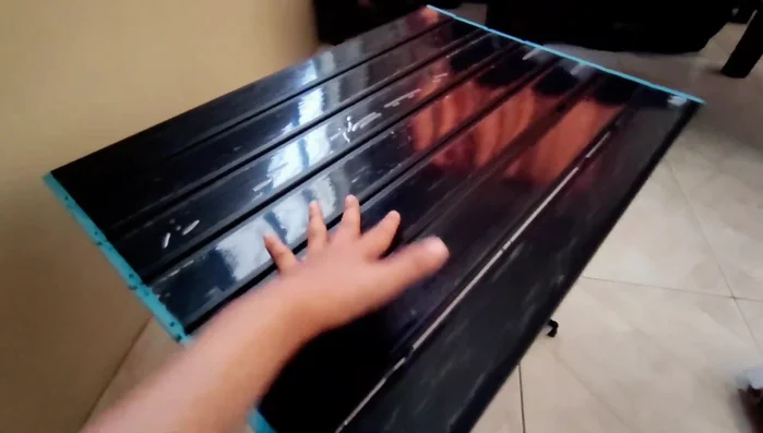 Shows the table's setup and how to use the slots.