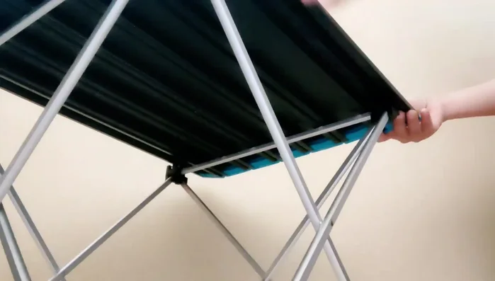 Shows the table's setup and how to use the slots.