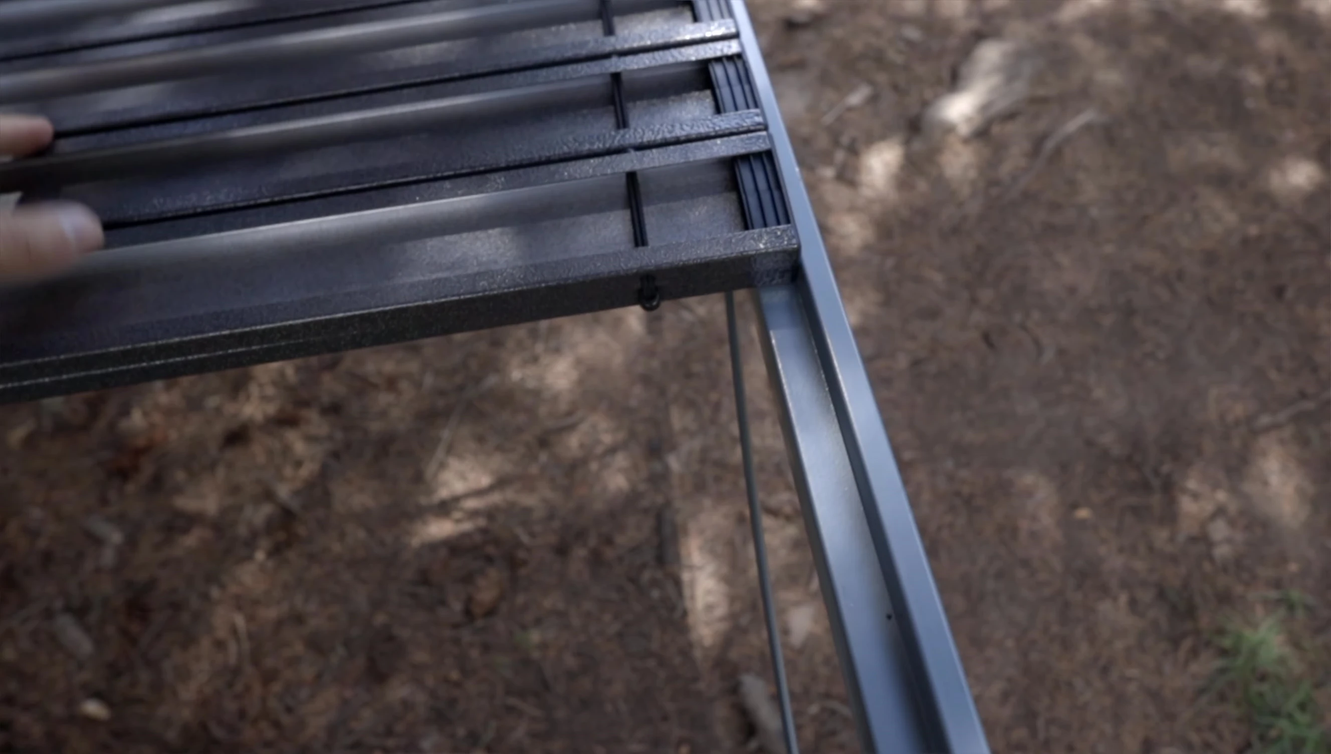Showcase of the inset design, showing how the table top sits on the ledge.
