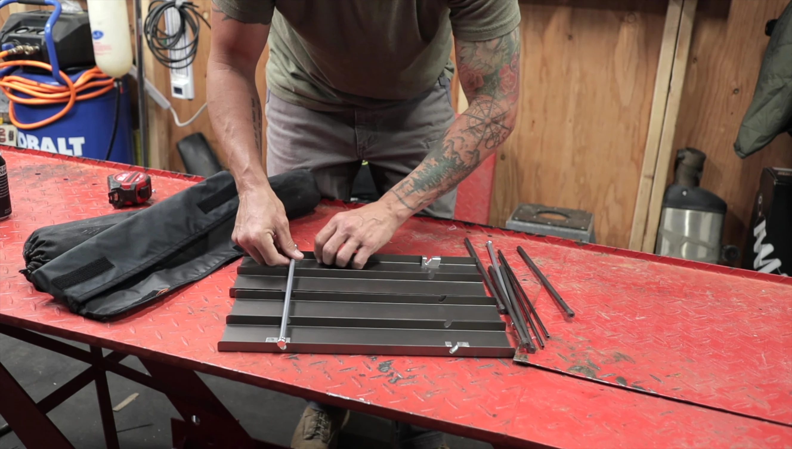 The assembly process of the Travel Bird table.