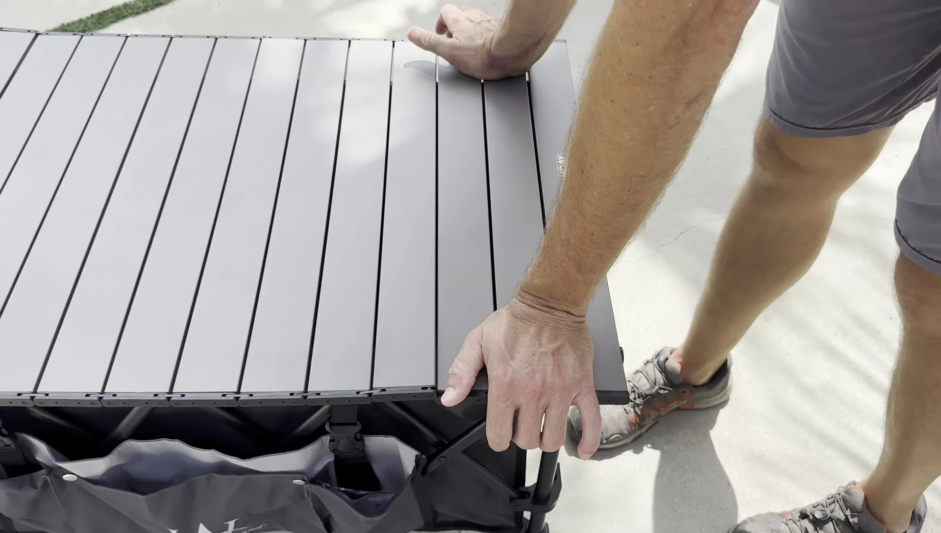 Attaching the table to the wagon