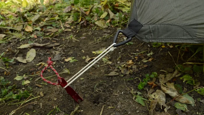 For snow or sandy conditions, use snow/blizzard stakes. For optimal performance in these challenging conditions, consider using them with a ‘deadman’ anchor system.