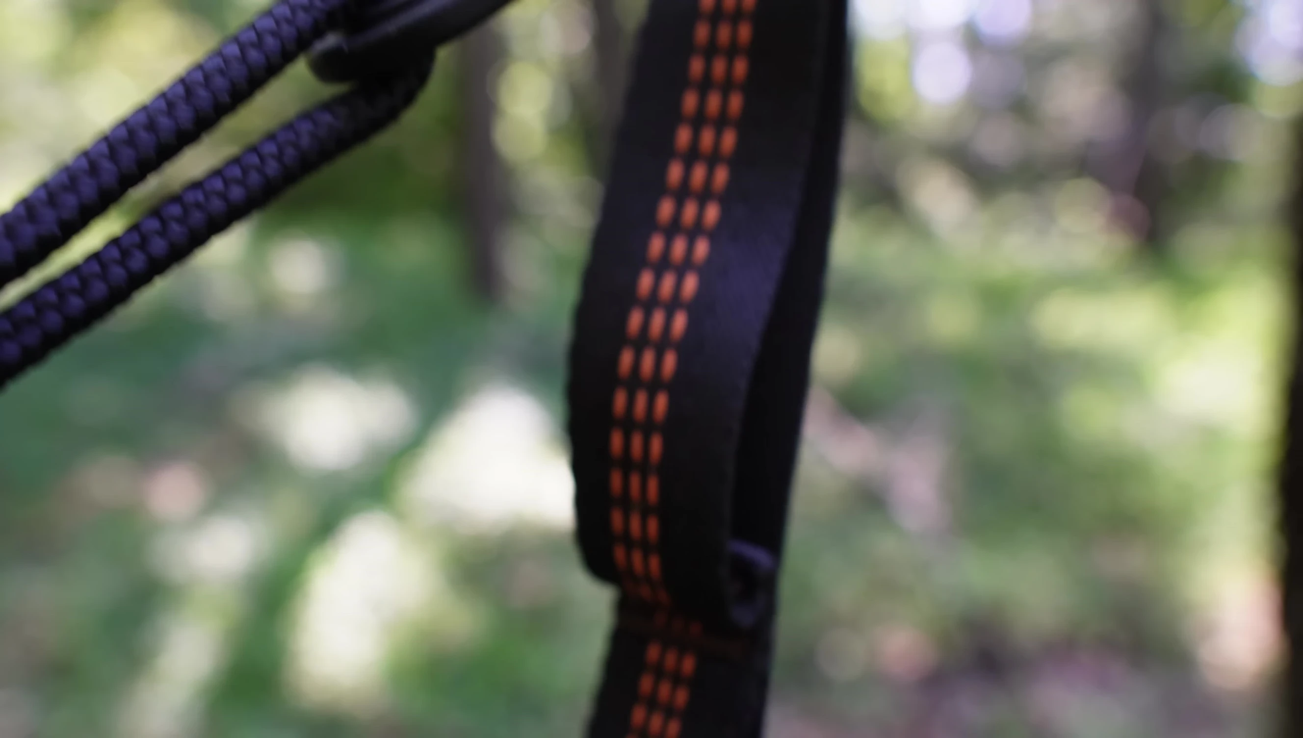 Diagram showing daisy chain straps