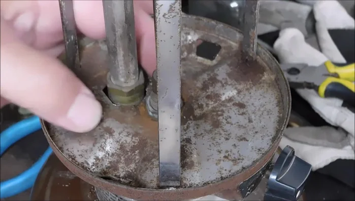 Disassemble the lantern: Remove the generator.