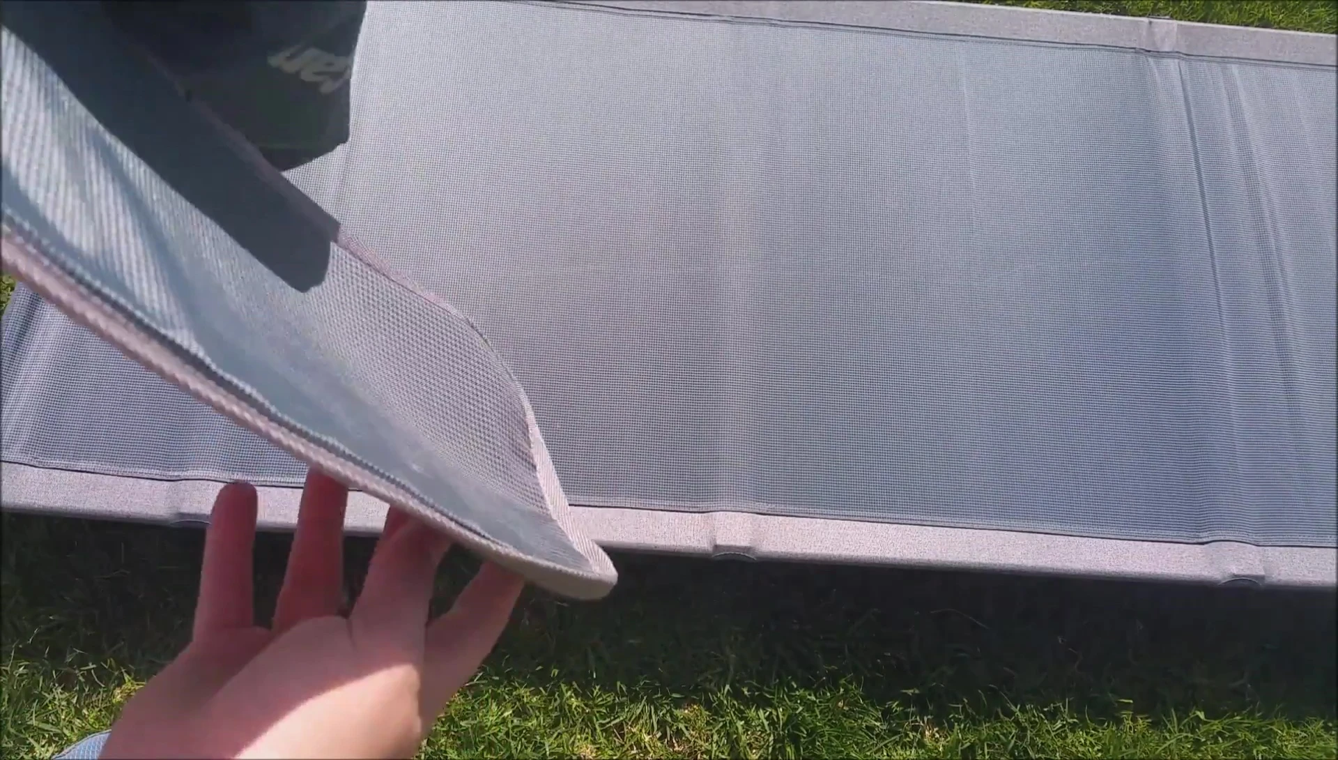 The internal pouch inside the cot's carrying bag is shown.