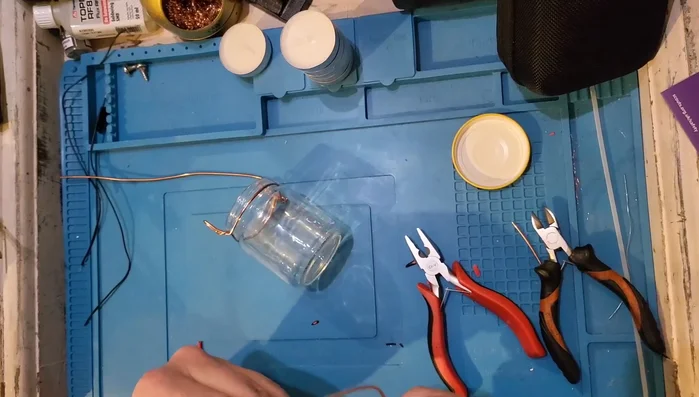 Cut excess copper wire, leaving enough for the handle and to prevent sharp edges.