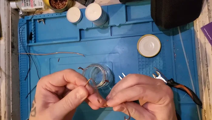 Place the wire around the jar's rim, ensuring the handle faces upwards.