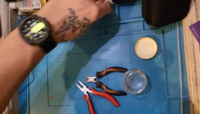 Cut excess copper wire, leaving enough for the handle and to prevent sharp edges.