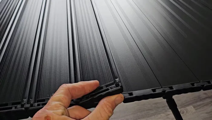 Connect the tabletop to the frame using the clip-in tabs on the underside of the tabletop and the ridge on the frame.