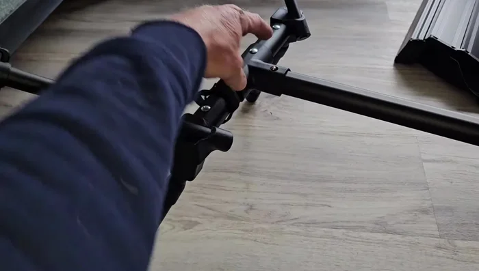 Secure the leg brackets using the push tabs.