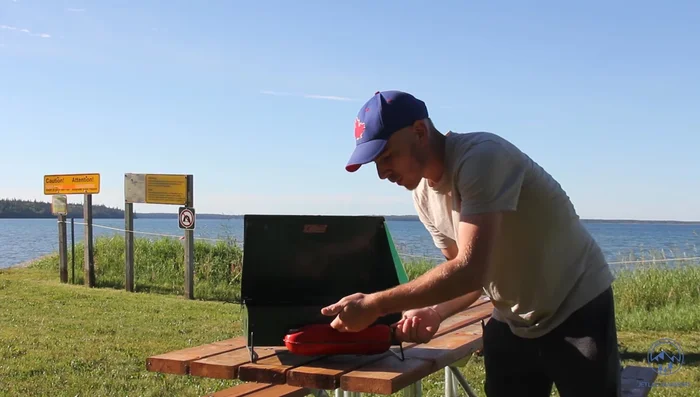 Pump the fuel tank until you feel resistance. (Avoid overfilling.)