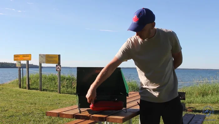 Pump the fuel tank until you feel resistance. (Avoid overfilling.)