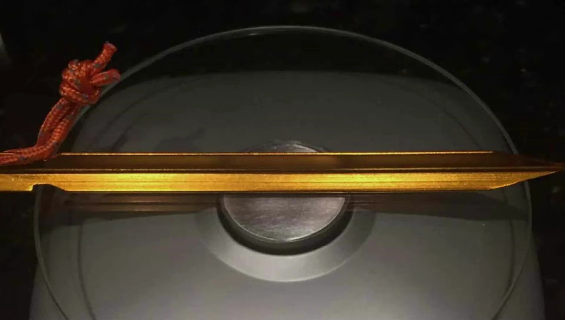 Image highlighting the reflective loop at the top.