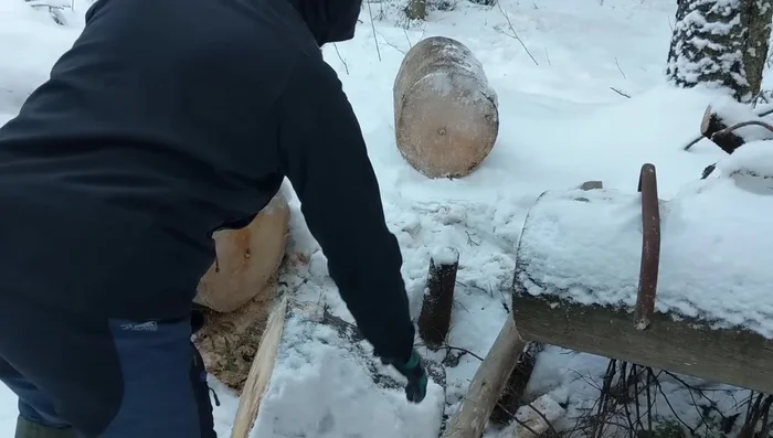 Prepare a Finnish log torch. Chop a segment of wood into three or four large pieces and remove the cool portion to create a channel for the pipe.