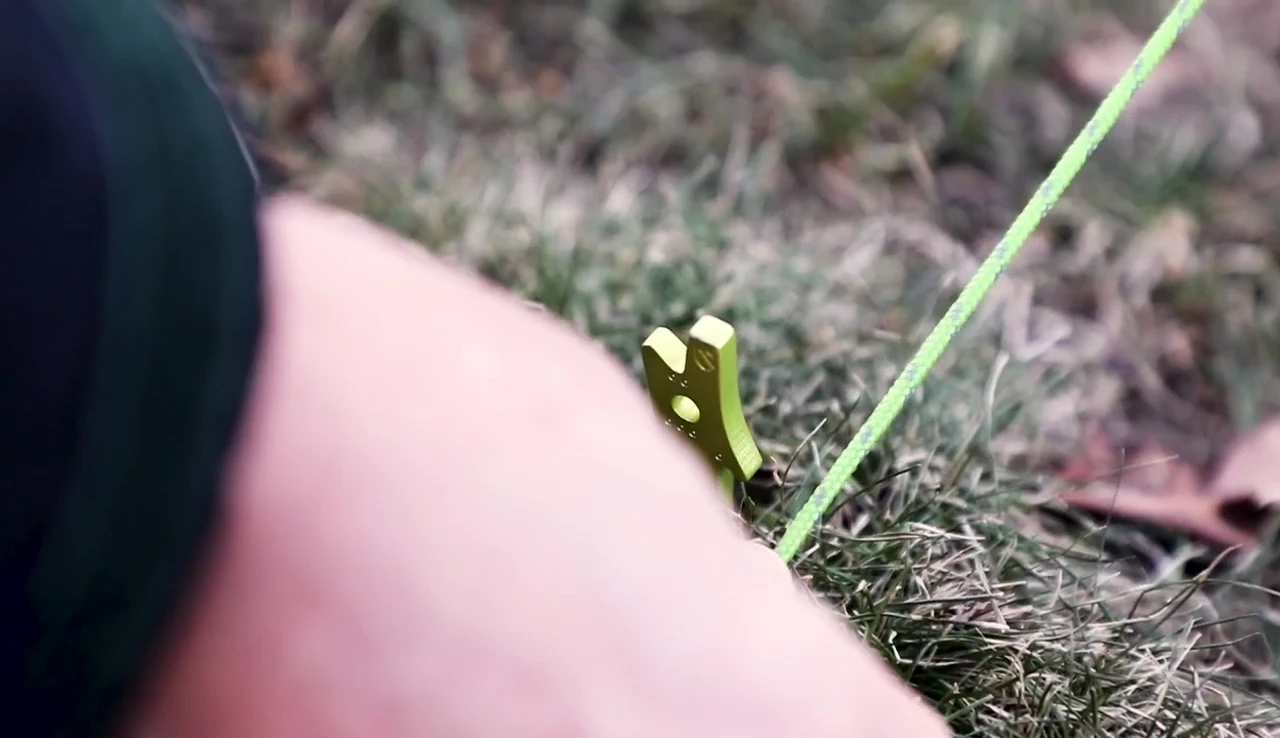 Demonstration of the 3-point locking system in action