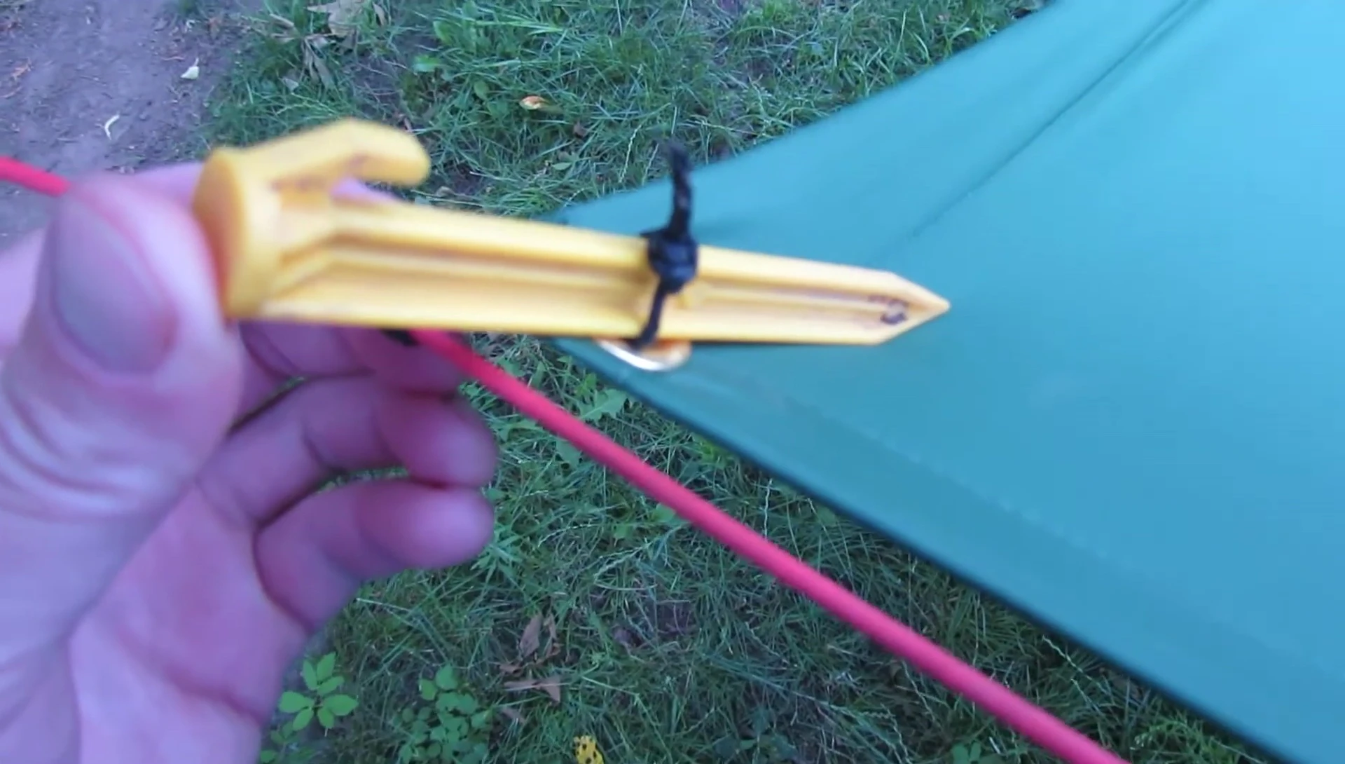 Attaching tarp to ridgeline system