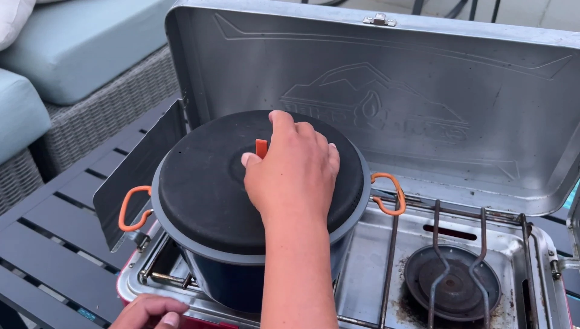 The lid's toggle mechanism.
