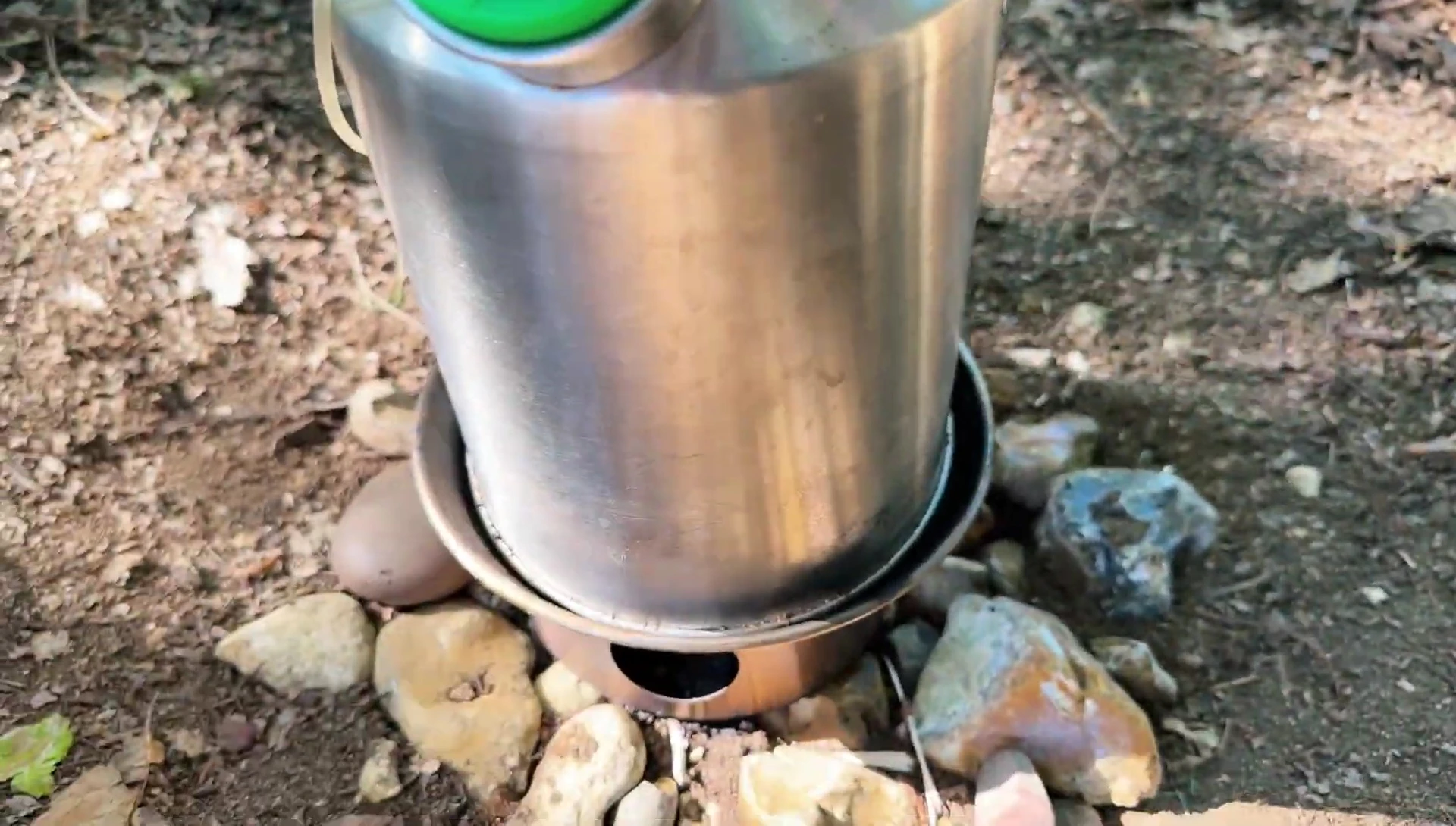 Illustrating the airflow within the Kelly Kettle.