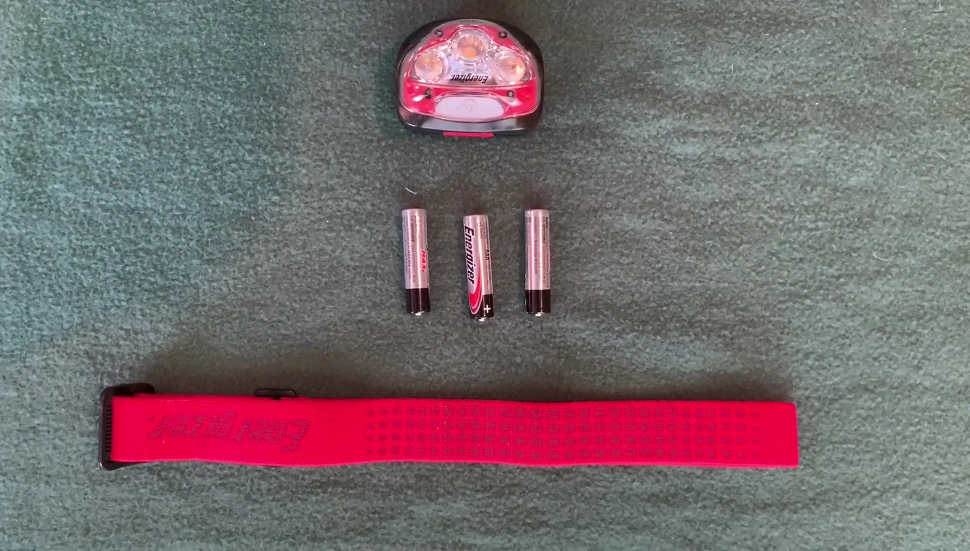 Close-up of the headlamp and its accessories inside the packaging.
