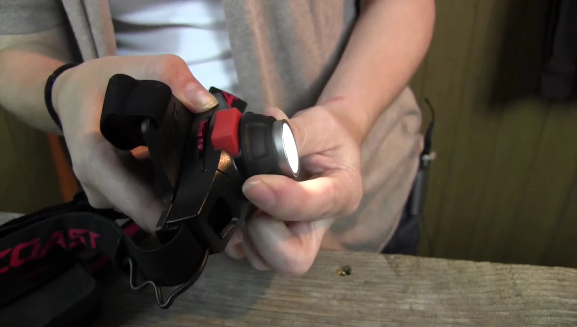 Demonstration of the adjustable focus feature, showcasing the wide beam.