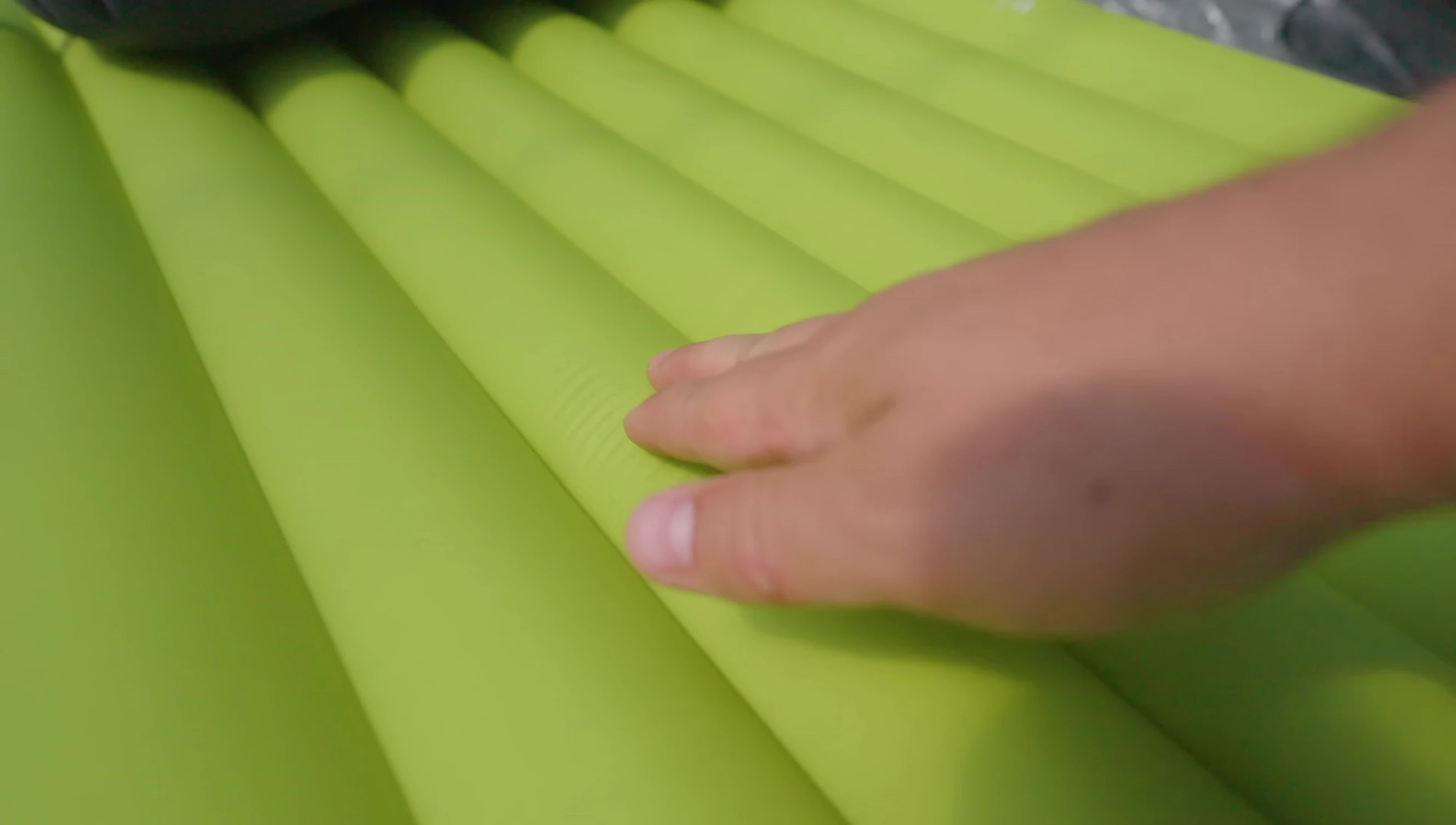Close-up of Exped Ultra 3R's vertical baffles