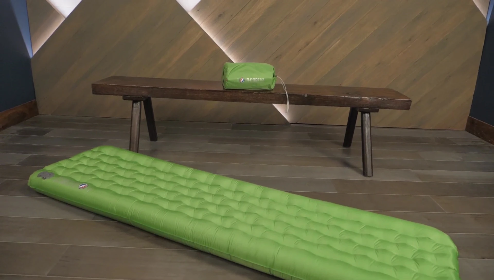 Image highlighting the waterproof and airtight nature of the pad.