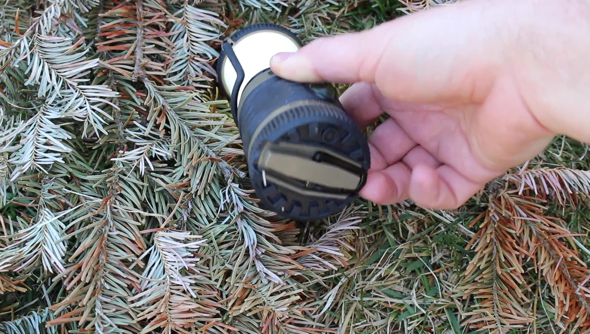 Showcase of the hidden carabiner attachment.