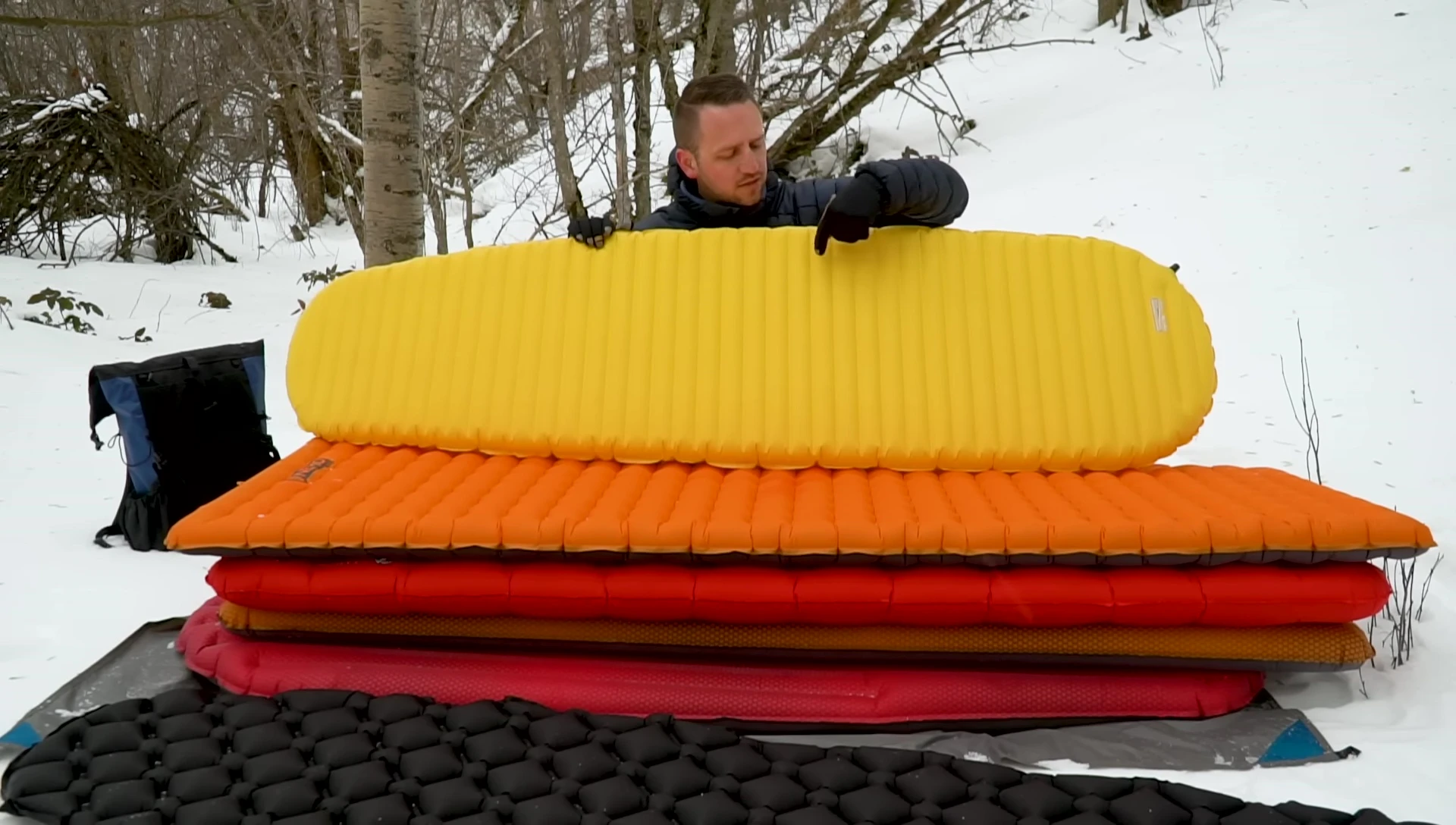 Sleeping pad with horizontal baffles