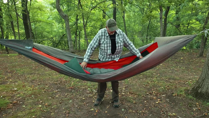 Lay your sleeping bag over the pads.