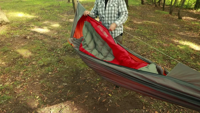 Unzip your sleeping bag and leave around 18 inches (45 centimeters) unzipped from the foot to create a foot box.