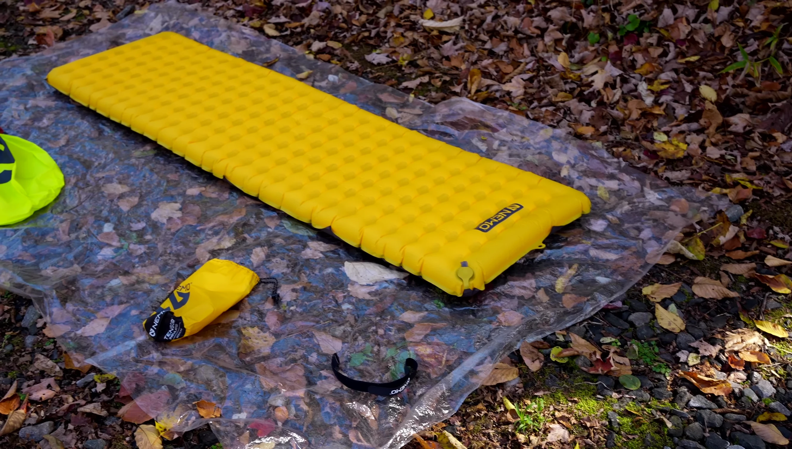 Text overlay detailing the dimensions and weight of the Nemo Tensor sleeping pad.