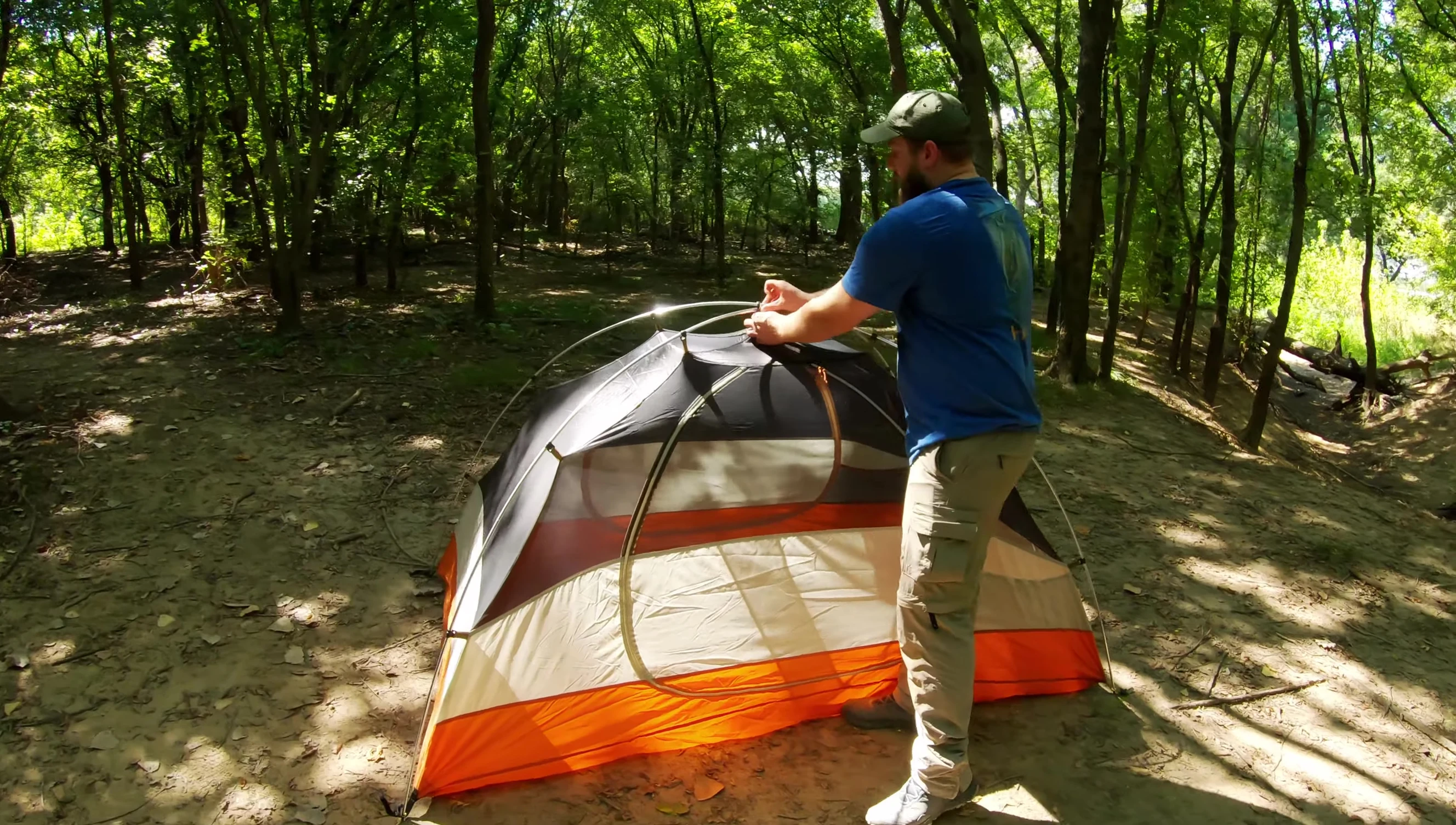 Close-up on the tent poles and connecting clip.