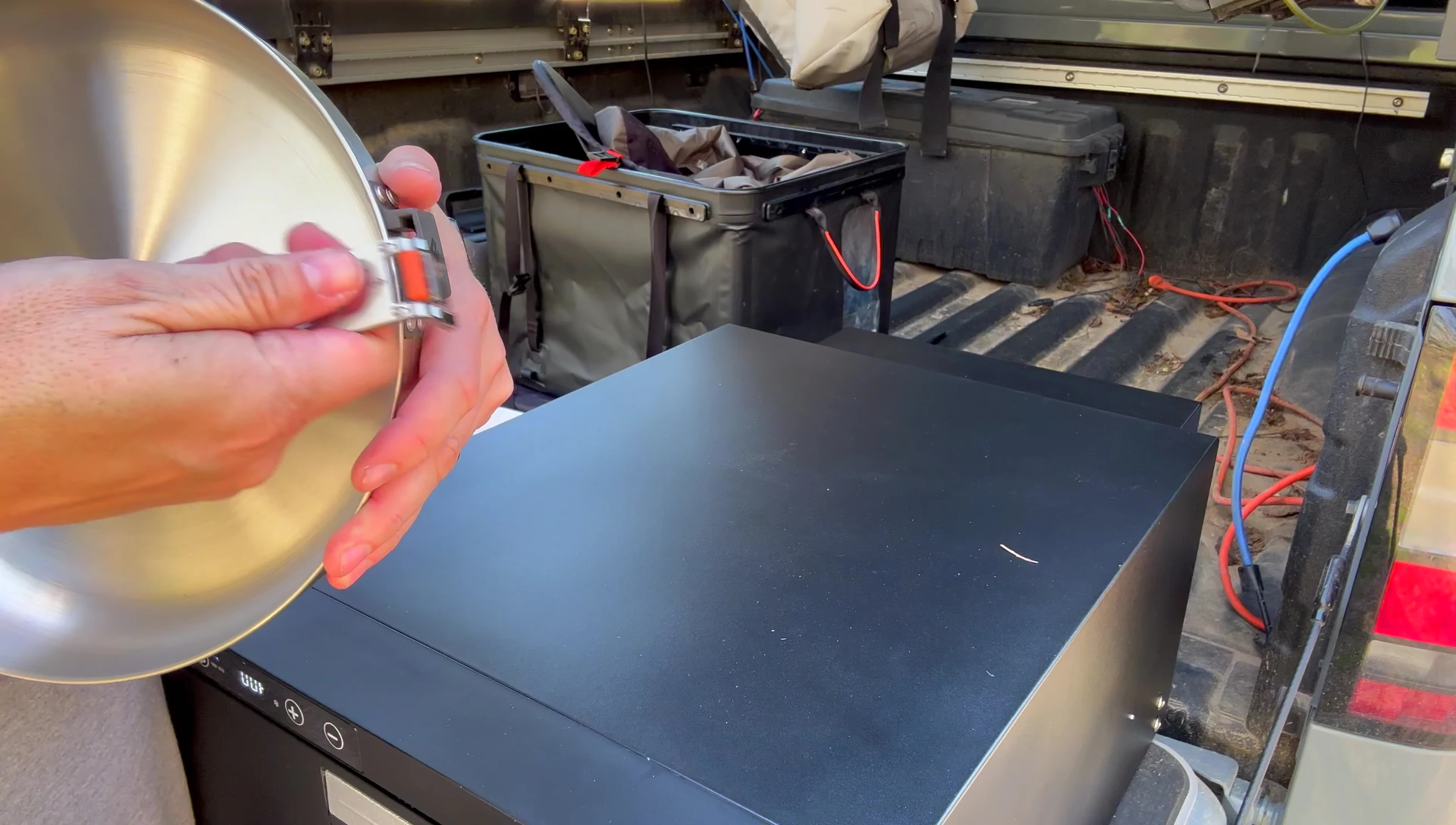 Demonstrating the detachable handle