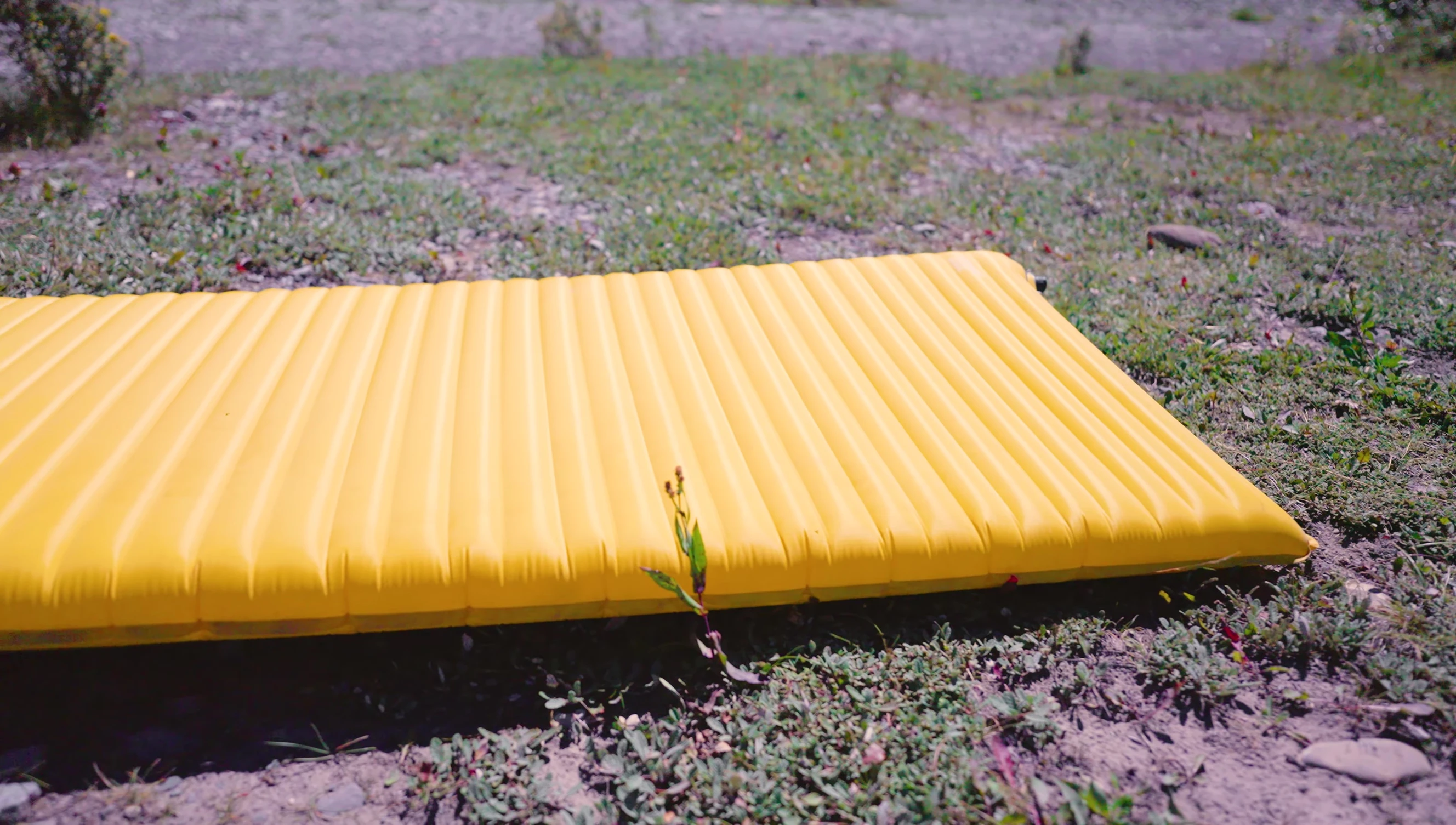 Highlighting the durable material of the sleeping pad.