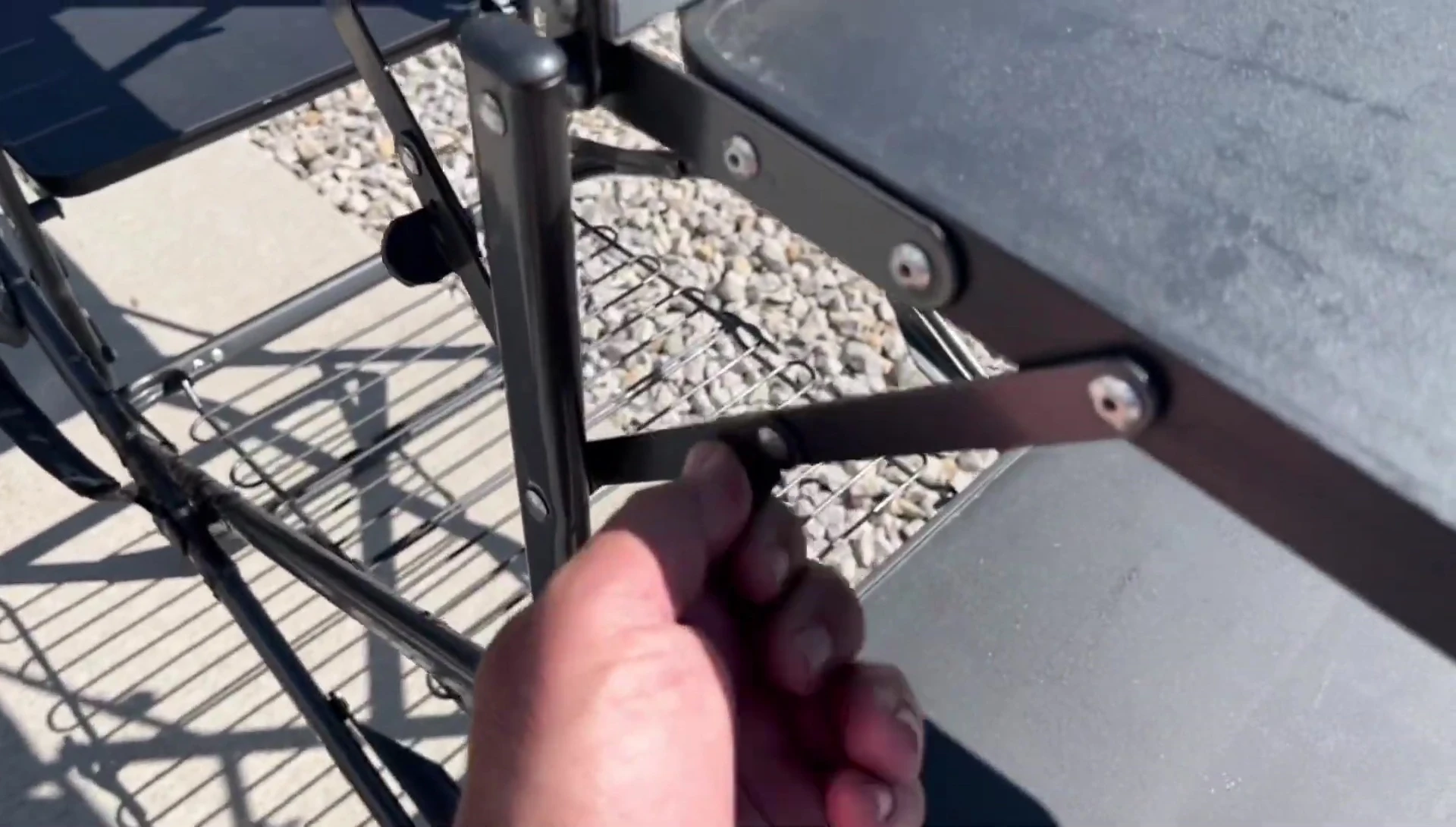 Demonstration of the folding mechanism.