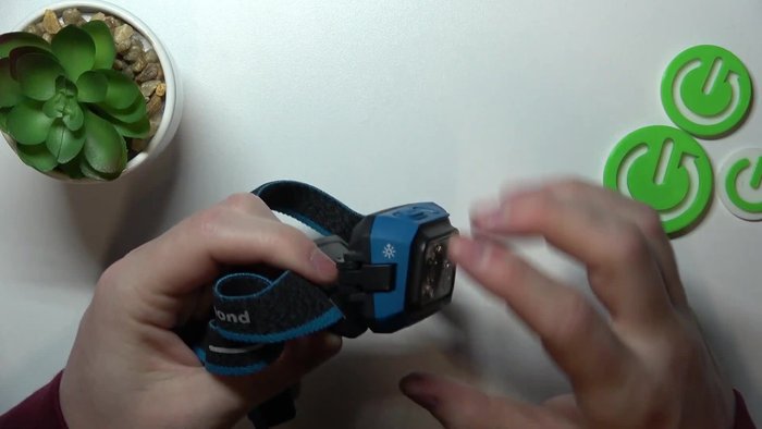 Pull the lever up to open the flashlight.
