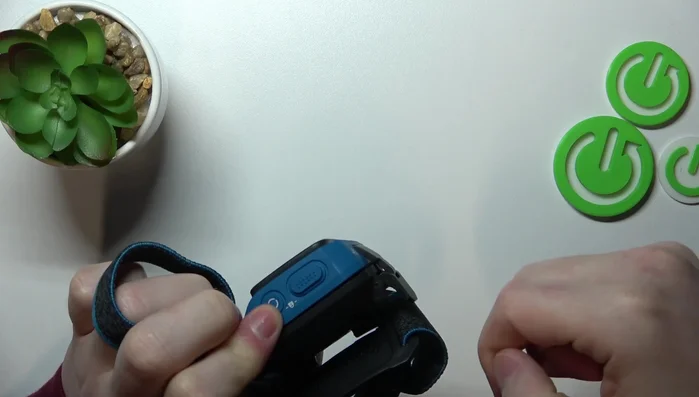 Pull the lever up to open the flashlight.