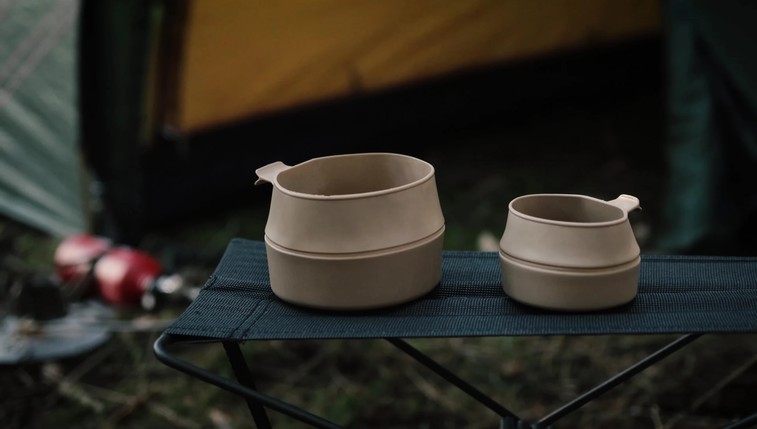 The Falthocker holding cups of drinks.