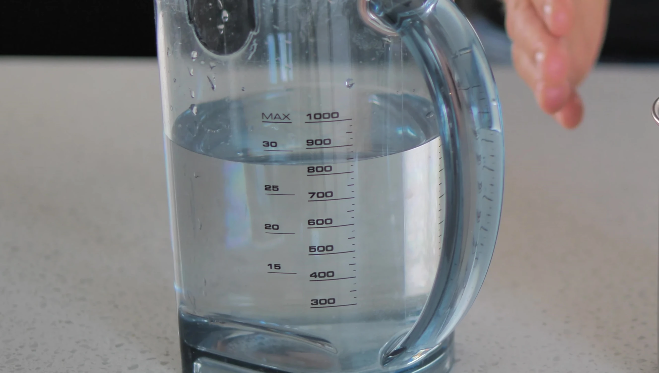 Illustrating the filling capacity of the Snow Peak pot to the brim