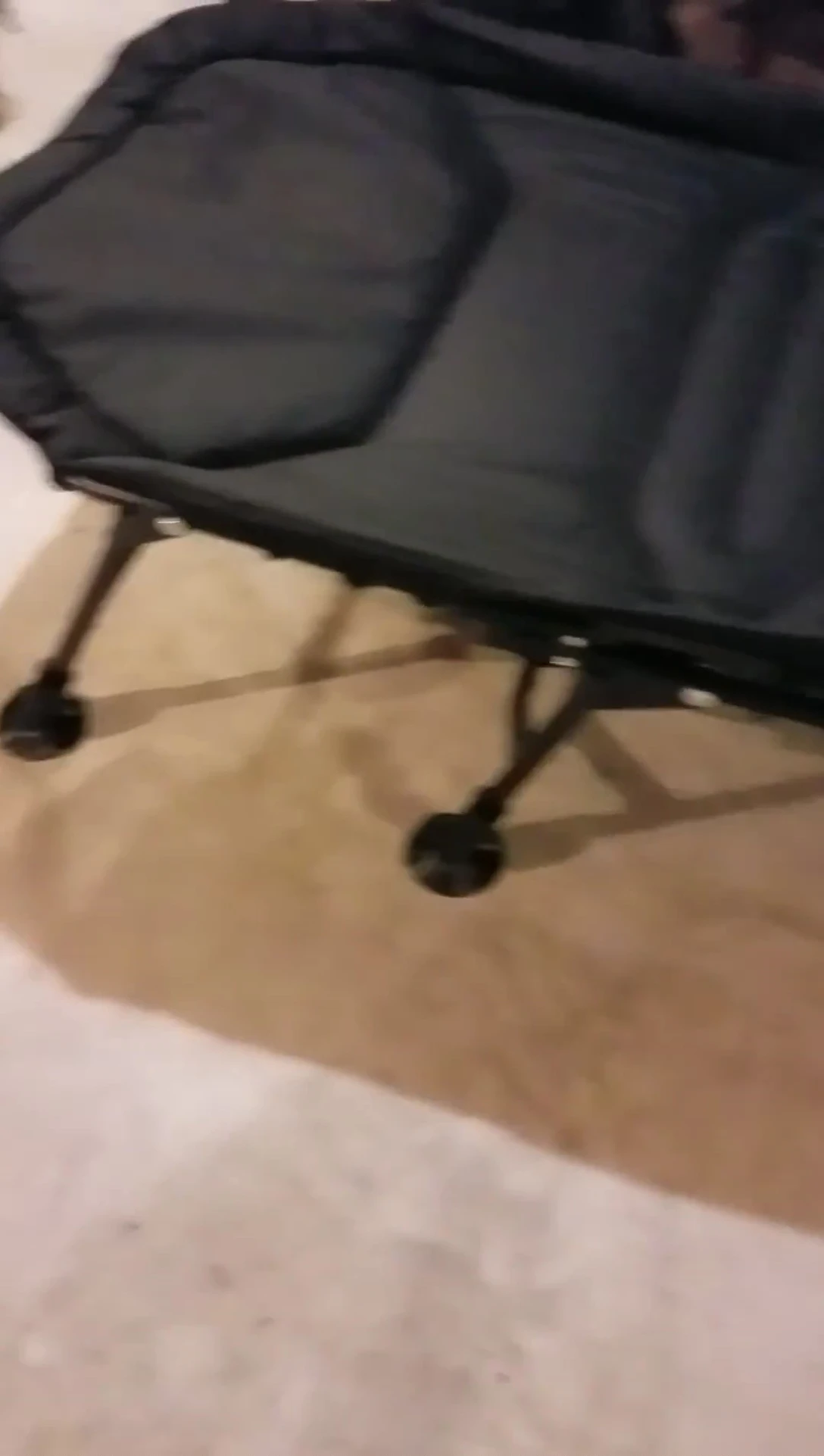 Adjusting the cot legs independently