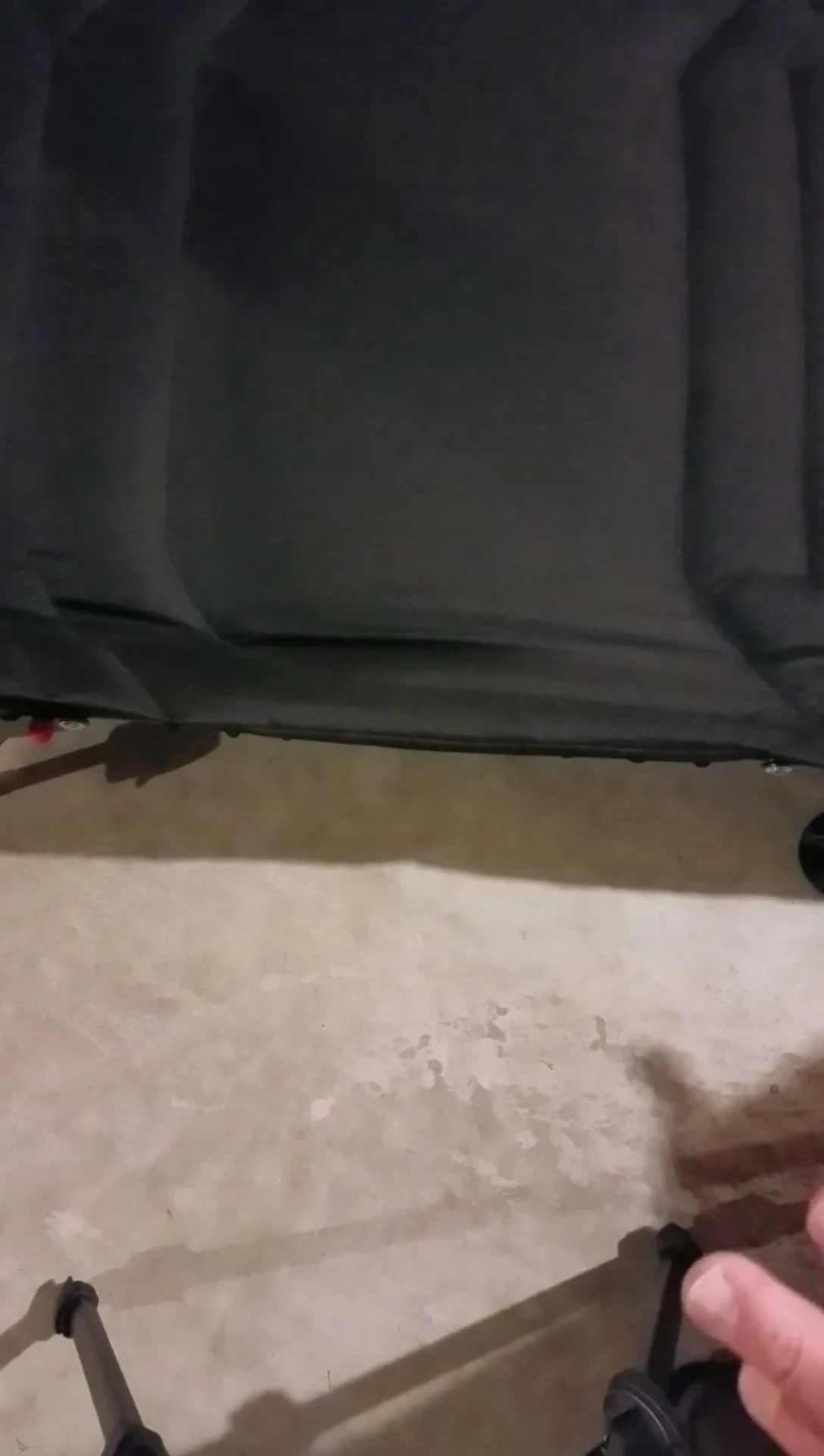 Retracting the cot legs