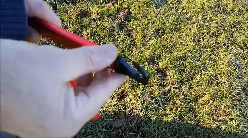 Demonstrating the use of the MSR peg puller.