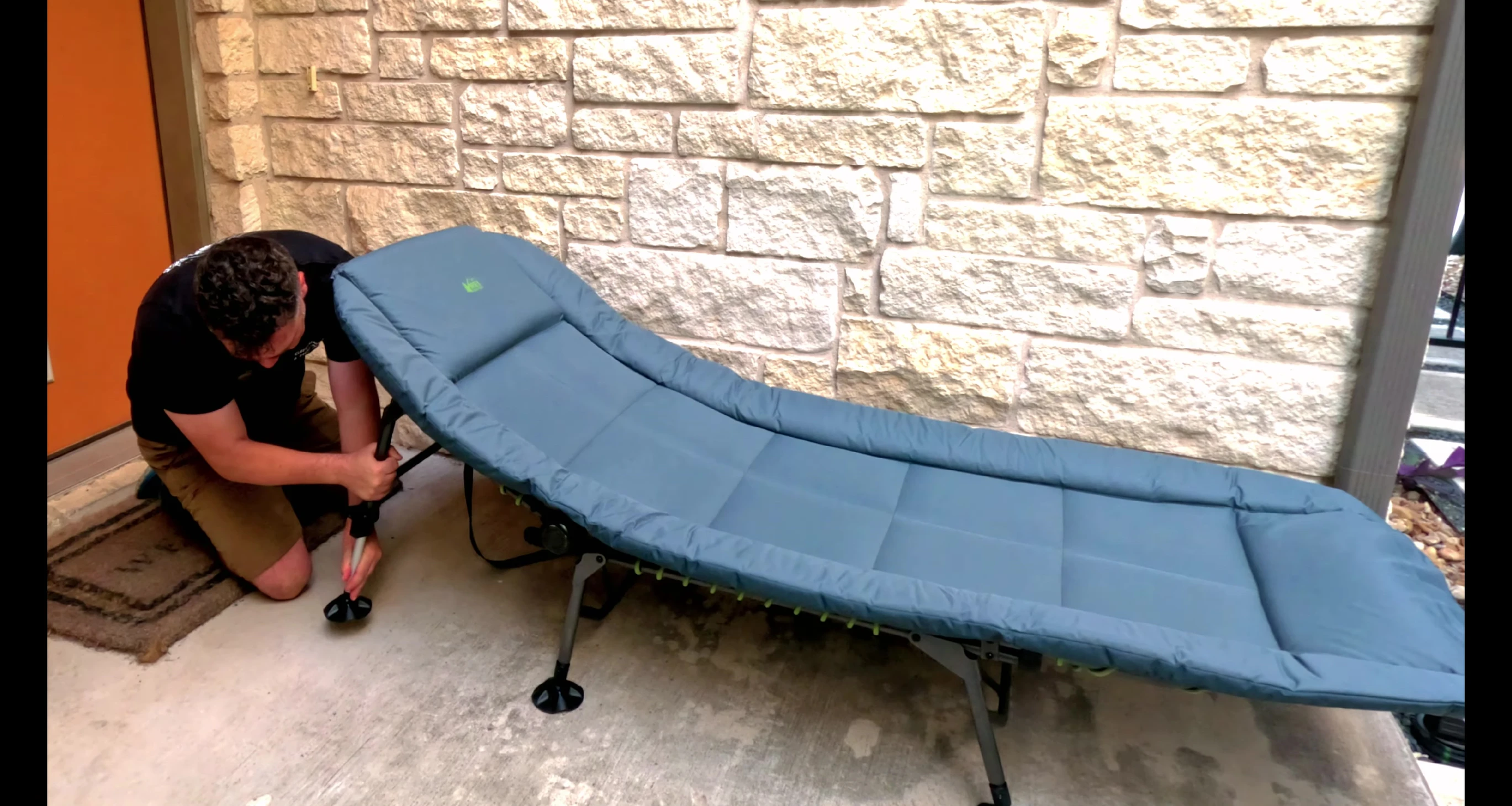 The cot in its recliner mode.