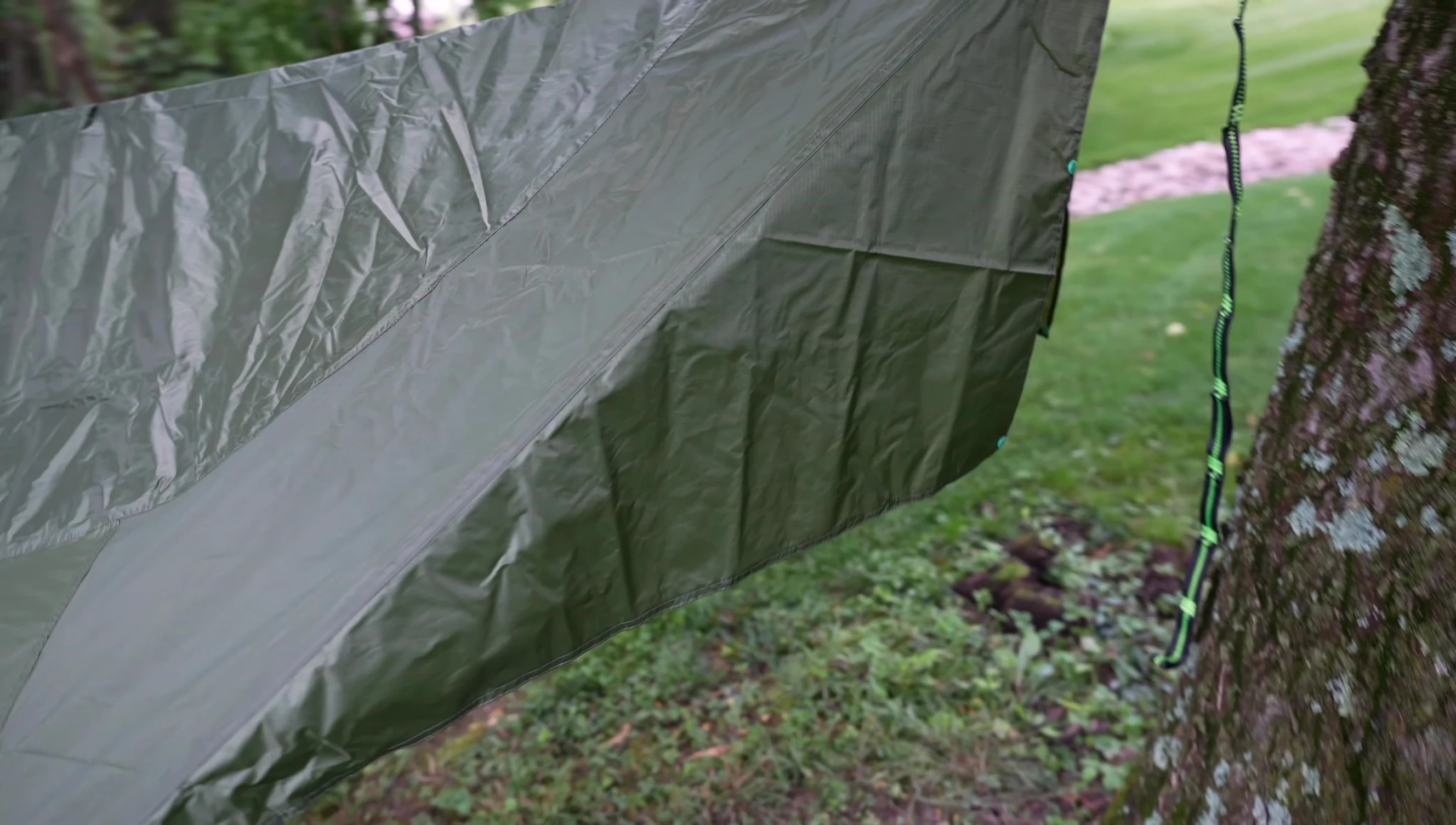 Showing the buttons on the sides of the rainfly.