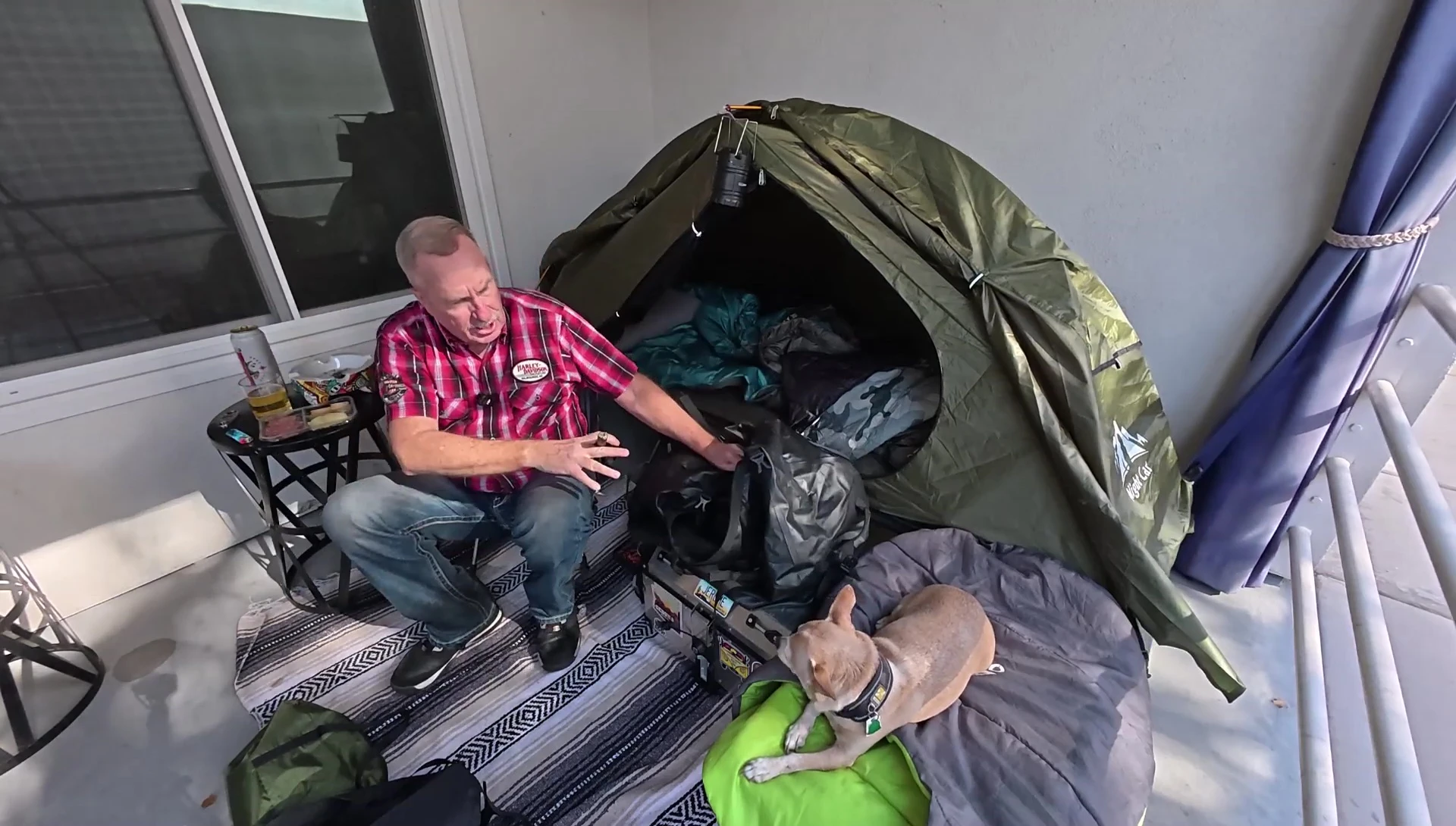 The speaker demonstrating how he ties down his gear.
