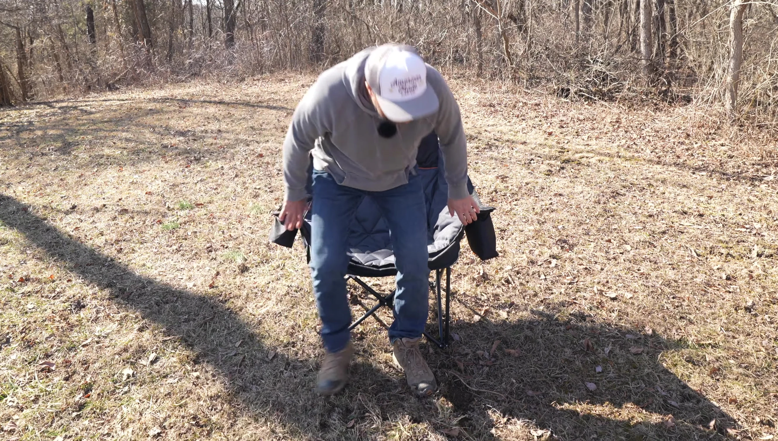 Wide shot showing the spacious seat of the Overmont XL chair.