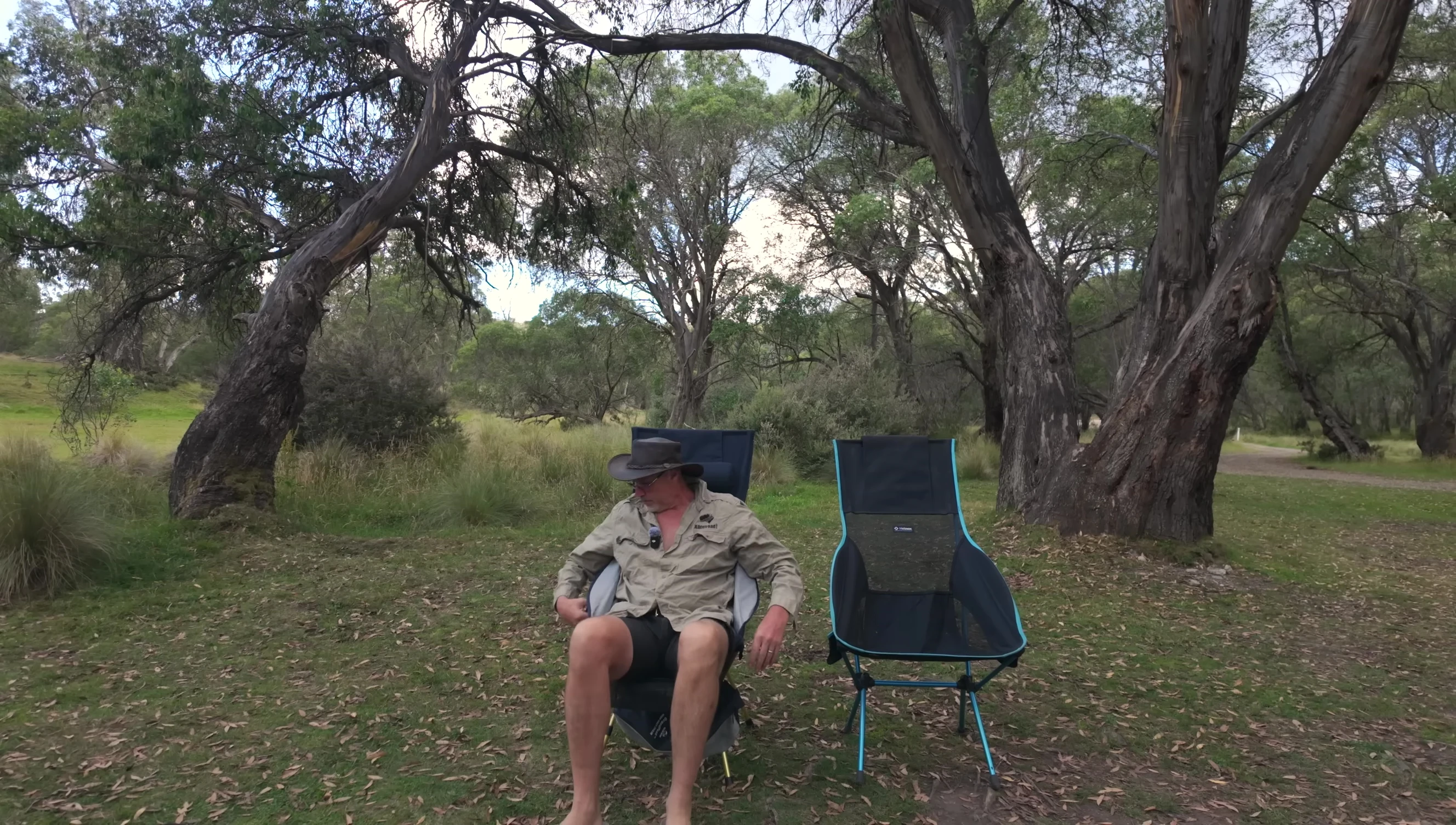 Comparison of pockets and storage solutions between the two chairs