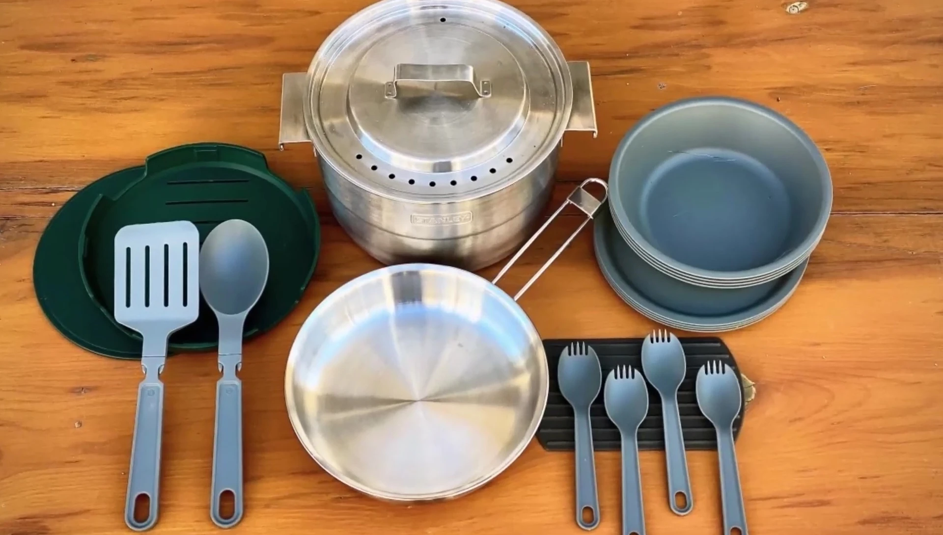 Overview of the individual components of the Stanley Base Camp Cook Set