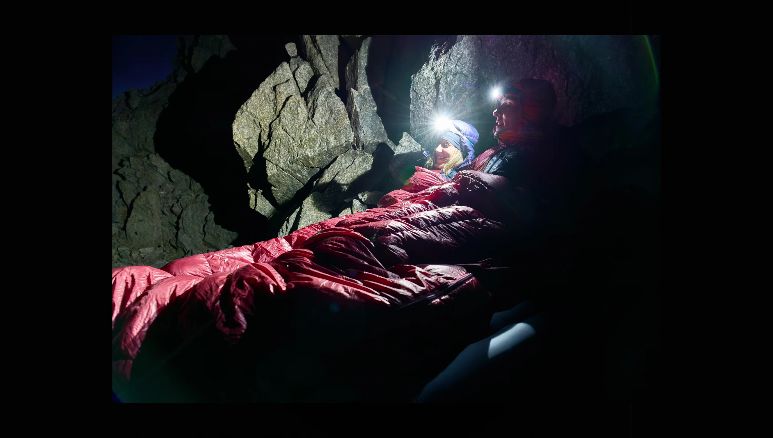 A cutaway view illustrating the internal baffle construction of the sleeping bag.