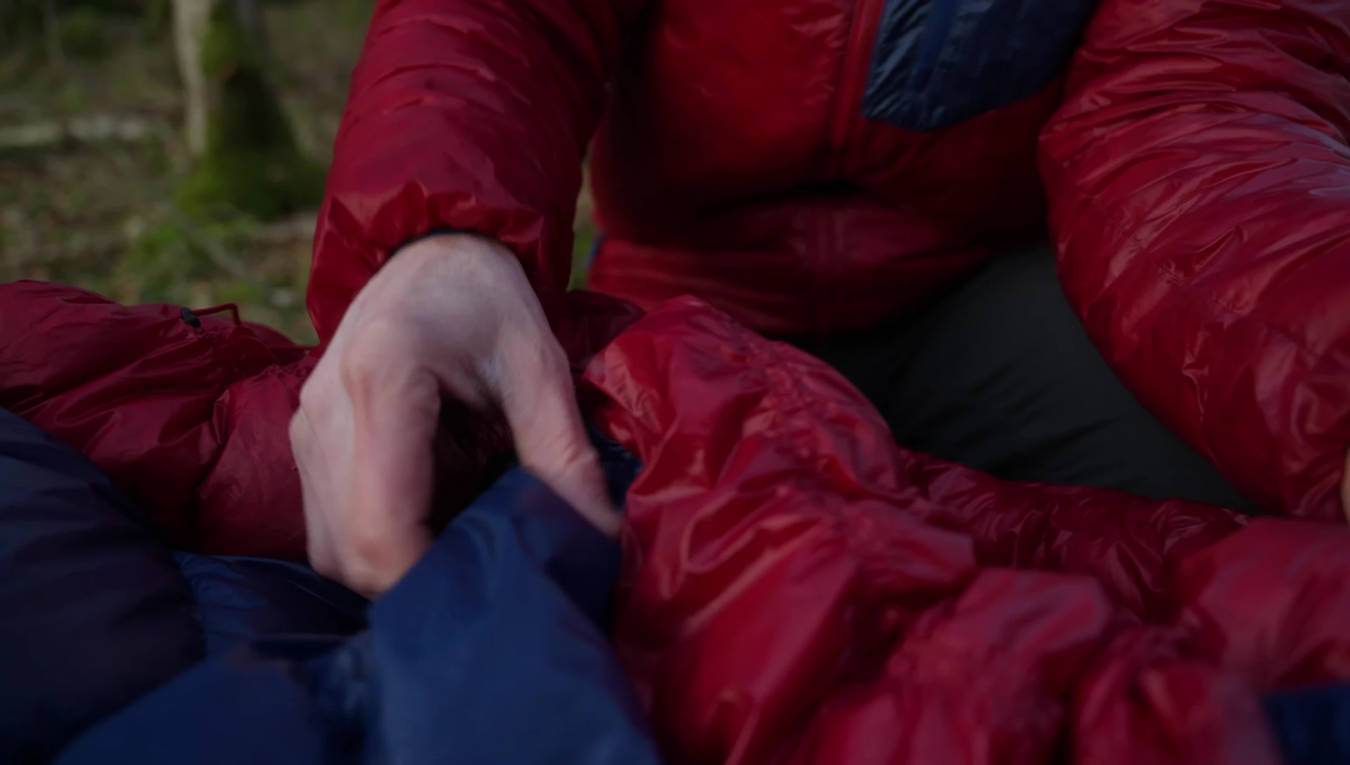The Zenith 3 sleeping bag displayed alongside its weight information.